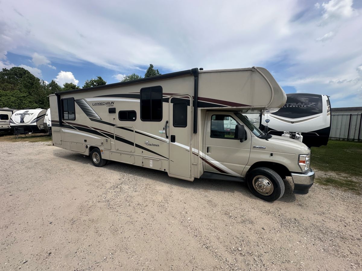 CLASS C- 31' MOTORHOME COACHMAN LEPRECHAN 319 MB LOTS OF COUNTERSPACE AND A MIDDLE BATHROOM